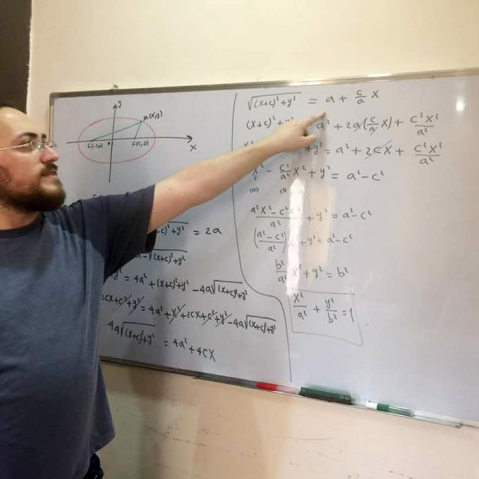 Raed teaching analytical geometry in summer 2017. Photo: CAS – Center for Advanced Scienes Raed teaching analytical geometry in summer 2017