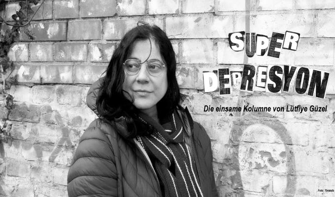 SÜPERDEPRESYON. Die einsame Kolumne von Lütfiye Güzel. Foto: 7brands SÜPERDEPRESYON. Die einsame Kolumne von Lütfiye Güzel. Foto: 7brands