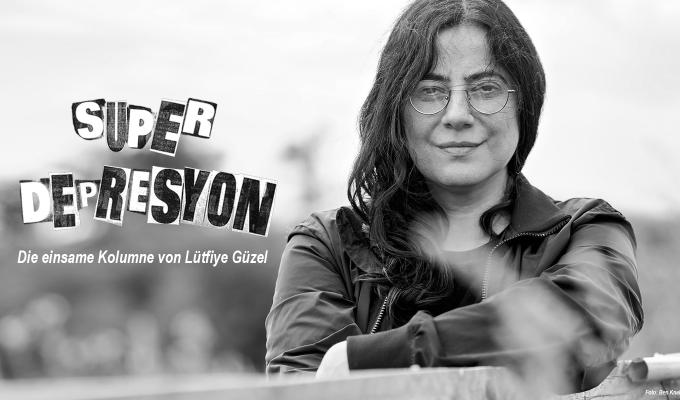 SÜPERDEPRESYON. Die einsame Kolumne von Lütfiye Güzel. Foto: Ben Knabe