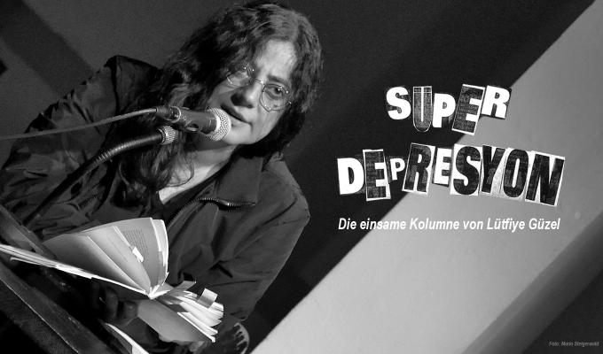 SÜPERDEPRESYON. Die einsame Kolumne von Lütfiye Güzel. Foto: Mario Steigerwald