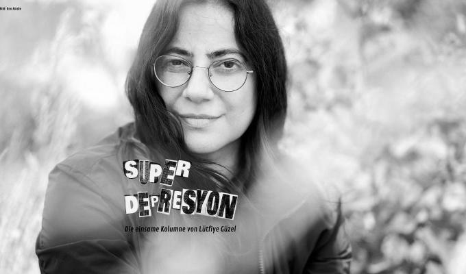 SÜPERDEPRESYON. Die einsame Kolumne von Lütfiye Güzel. Foto: Ben Knabe