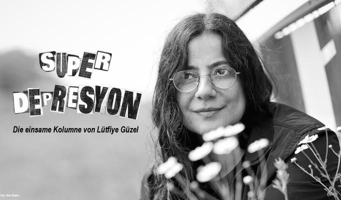 SÜPERDEPRESYON. Die einsame Kolumne von Lütfiye Güzel. Foto: Ben Knabe