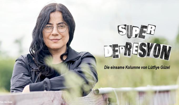 SÜPERDEPRESYON. Die einsame Kolumne von Lütfiye Güzel. Foto: Ben Knabe