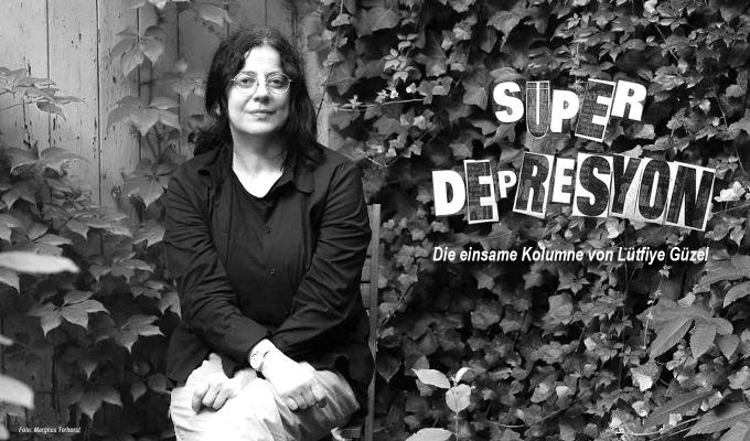 SÜPERDEPRESYON. Die einsame Kolumne von Lütfiye Güzel. Foto: Magnus Terhorst