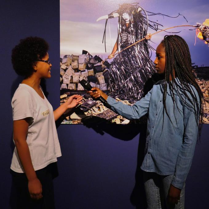 Emelie / Africa Positive interpretiert ihre Lieblings-Werke in der Ausstellung