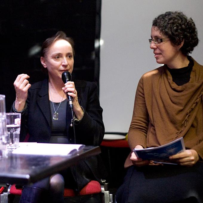 Elke Moltrecht (Akademie der Künste der Welt & Ensemble Extrakte) und Moderatorin Glaucia Peres da Silva (Universität Duisburg-Essen)