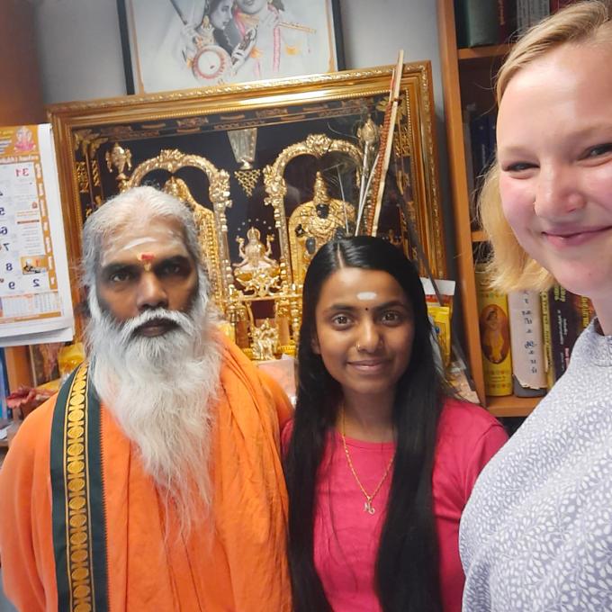 Oberpriester Siva Sri Arumugam Paskarakurukkal, Malikarchchuna Paskaran und Olga Felker