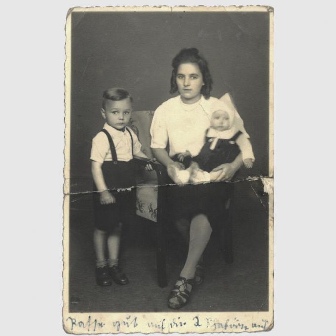 Christine Lehmann mit ihren beiden Kindern Egon Karl (links) und Robert Georg (rechts), 1942