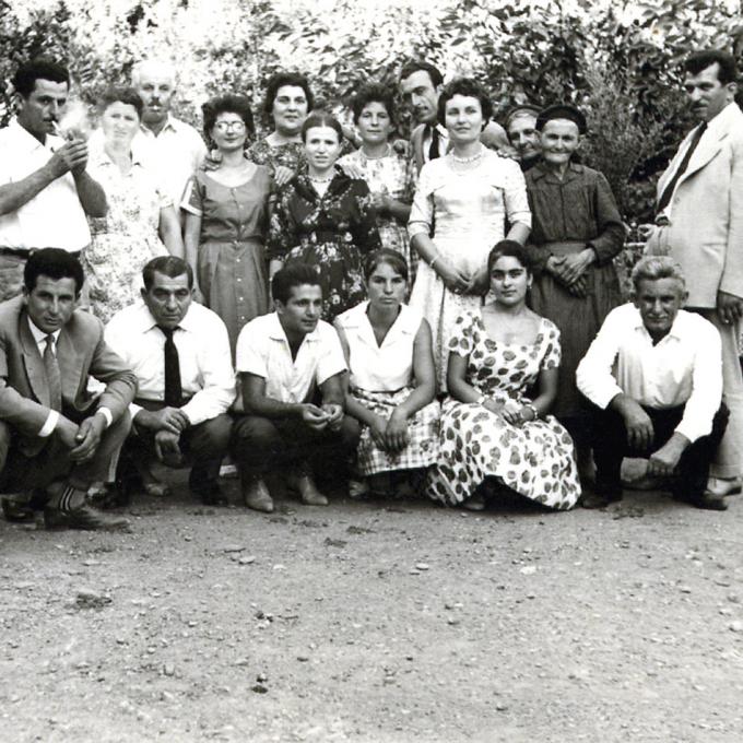 Familien von Kostas Eltern Panagiota Papadopoulou und Antonios Andrikopoulos vor der Hochzeit in der Nähe von Patras, 1960