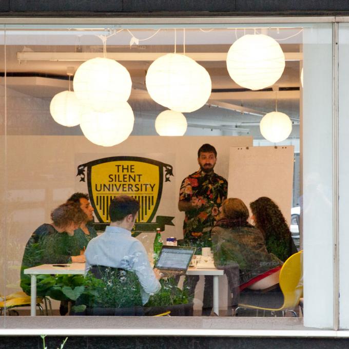 Eröffnung der Silent University Ruhr mit Ahmet Ögut in der dezentrale 2015. Foto. Robin Junicke Eröffnung der Silent University Ruhr 2015 mit Ahmet Ögut in der dezentrale