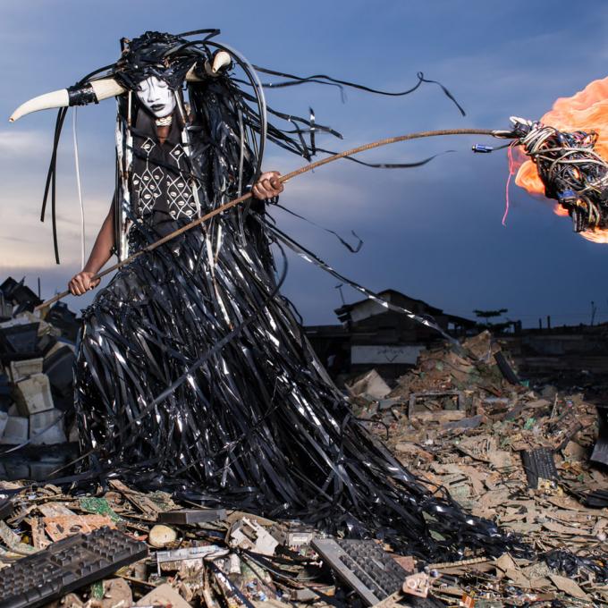 Fabrice Monteiro, „Ogun“ aus der Serie „The Prophecy“, 2016, Courtesy of the artist © ADAGP Fabrice Monteiro, „Ogun“ aus der Serie „The Prophecy"
