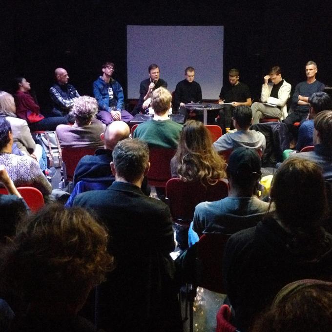 Podiumsdiskussion mit Avril Ceballos (CÓMEME), Mark Ernestus (Ndagga), Florian Meyer (DISK), Stefan Schneider (TAL), Kieran Kaul (KHM), Philipp Rhensius (Norient), Jonas Eickhoff (IfS & IfE) und Bernd Friedmann (Nonplace)