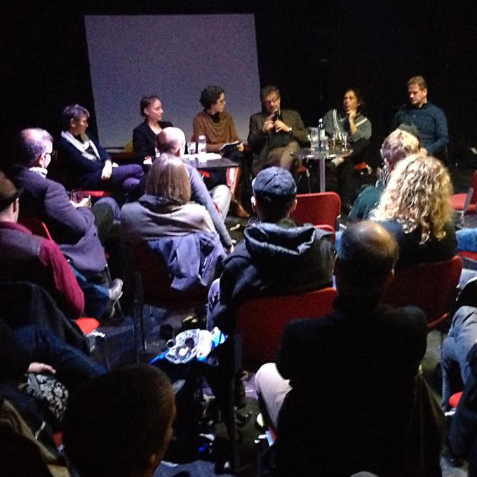 Podiumsdiskussion mit Claudia Saerbeck (Ringlokschuppen Ruhr), Elke Moltrecht (Akademie der Künste der Welt & Ensemble Extrakte), Glaucia Peres da Silva (Universität Duisburg-Essen), Christian Esch (NRWKS), Uri Bülbül (Katakomben-Theater und Bertram Frewer (Kulturbüro Bochum)
