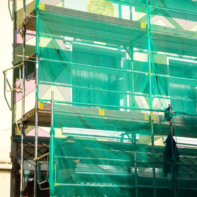 Arbeit an der Hausfassade in der Schleswiger Straße, 2019. Foto: Guido Meincke Arbeit an der Hausfassade in der Schleswiger Straße