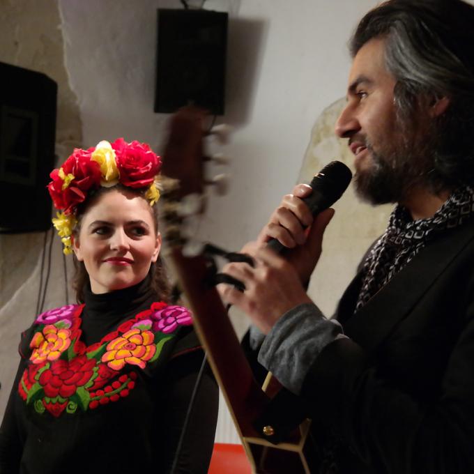 Marisa Álvarez und Josué Partida bei der Präsentation des Interkulturellen Kalenders. Foto: Guido Meincke Marisa Álvarez und Josué Partida bei der Präsentation des Interkulturellen Kalenders. Foto: Guido Meincke