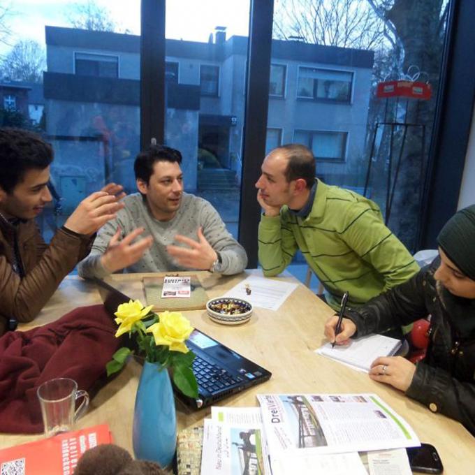 Zeitung lesen, verstehen und debattieren. Foto: Dorte Huneke-Nollmann Zeitung lesen, verstehen und debattieren