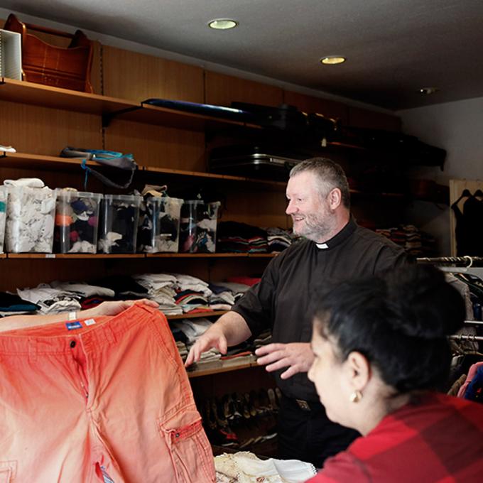 Pater Oliver und Mitarbeiterinnen in der Kleiderkammer. Foto: Fatih Kurceren Pater Oliver und Mitarbeiterinnen in der Kleiderkammer