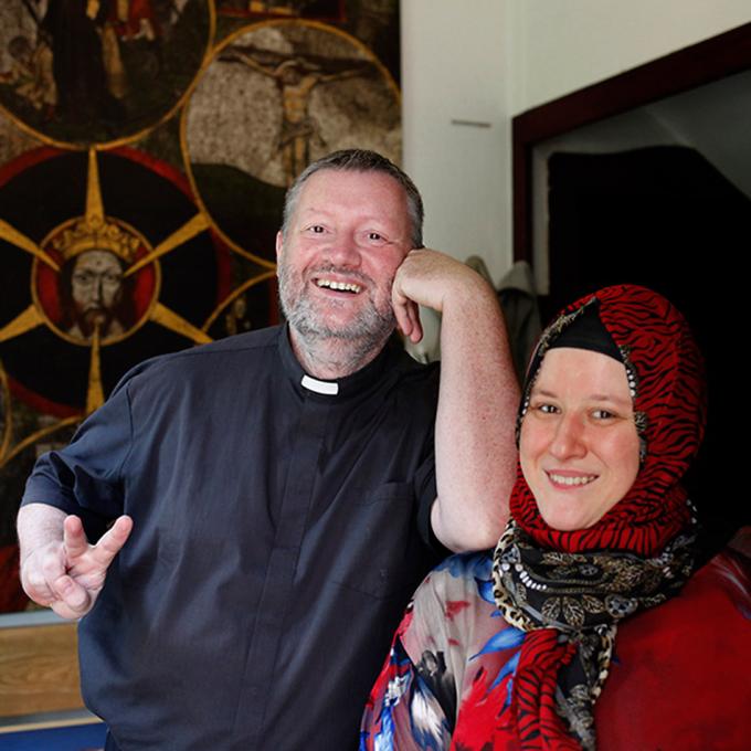 Nursel Kayikci und Pater Oliver. Foto: Fatih Kurceren Nursel Kayikci und Pater Oliver