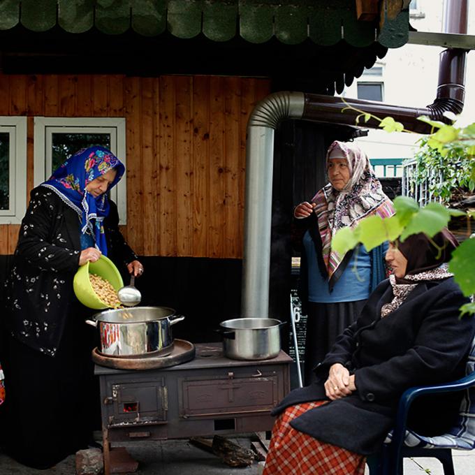 Aşure-Kochen mit Gönül, Şişe, Bilor und Rosa Feride