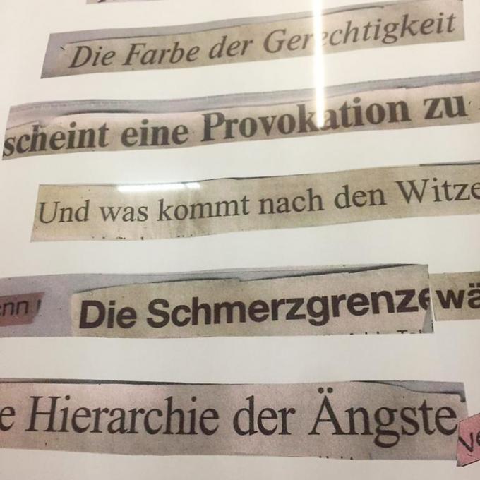 Agentur Ausländerrauş: Akkordarbeit im halbverbrannten Wald, Ausstellung „Geister, Spuren, Echos: Arbeiten in Schichten“, Akademie der Künste der Welt, Köln 2021. Foto: Johanna-Yasirra Kluhs Agentur Ausländerrauş: Akkordarbeit im halbverbrannten Wald, Ausstellung „Geister, Spuren, Echos: Arbeiten in Schichten“, Akademie der Künste der Welt, Köln 2021. Foto: Johanna-Yasirra Kluhs