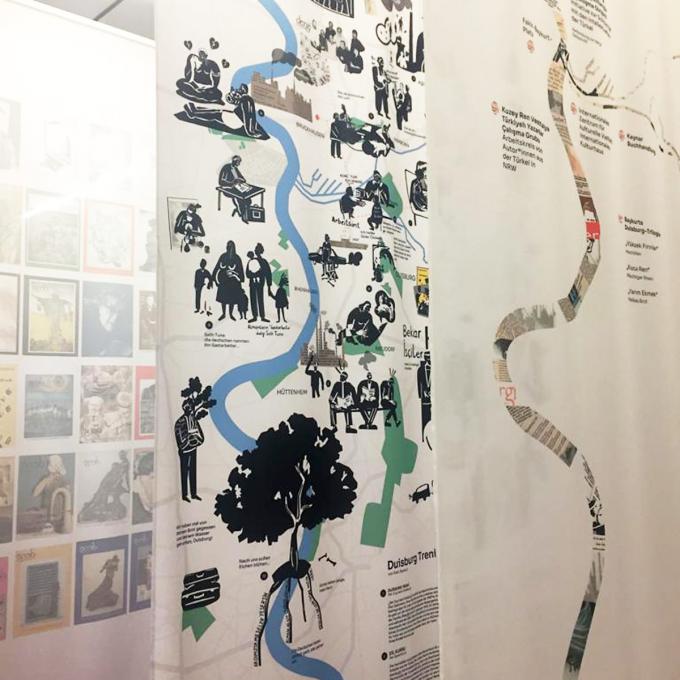 Agentur Ausländerrauş: Akkordarbeit im halbverbrannten Wald, Ausstellung „Geister, Spuren, Echos: Arbeiten in Schichten“, Akademie der Künste der Welt, Köln 2021. Foto: Johanna-Yasirra Kluhs Agentur Ausländerrauş: Akkordarbeit im halbverbrannten Wald, Ausstellung „Geister, Spuren, Echos: Arbeiten in Schichten“, Akademie der Künste der Welt, Köln 2021. Foto: Johanna-Yasirra Kluhs