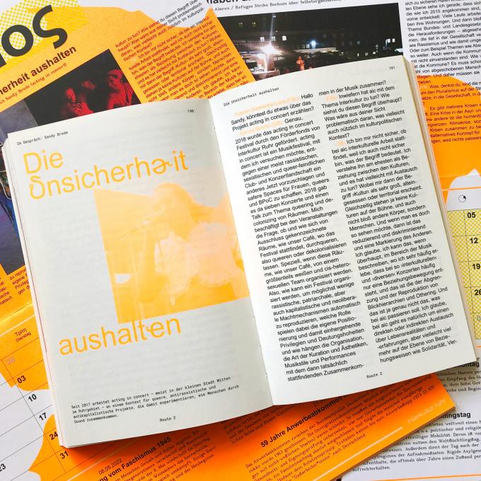 Interkultureller Kalender 2022 und der Artikel im Mai aus der Publikation "Worauf wir uns beziehen können. Interkultur Ruhr 2016-21". Foto: Guido Meincke