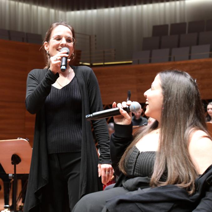 Konzert Piano Plus & Nefes Chor im Rahmen des inklusiven Soundfestivals DiS im Anneliese Brost Musikforum Ruhr, 2024. Foto: Oskar Neubauer