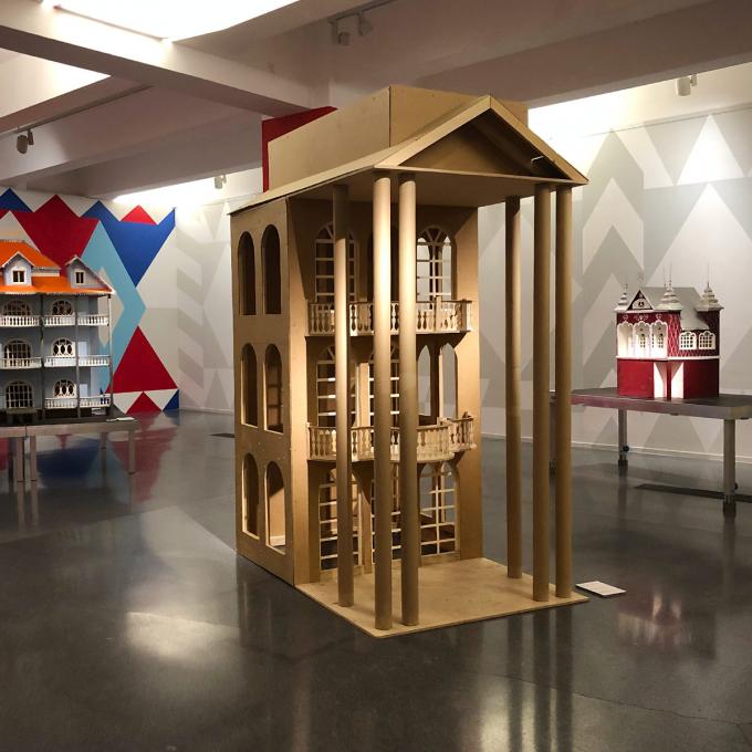 Faţadă / Fassade: Ausstellung im HMKV. Foto: Guido Meincke