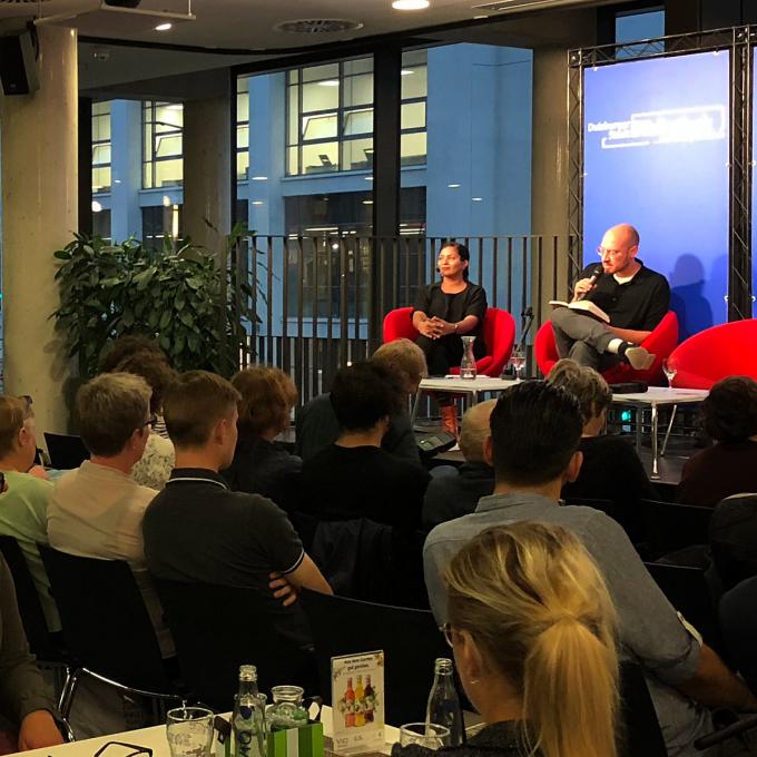 Prasanna Oommen und Pascal Richmann beim Wandersalon „Nur noch Rand, keine Mitte?“ Foto: Guido Meincke