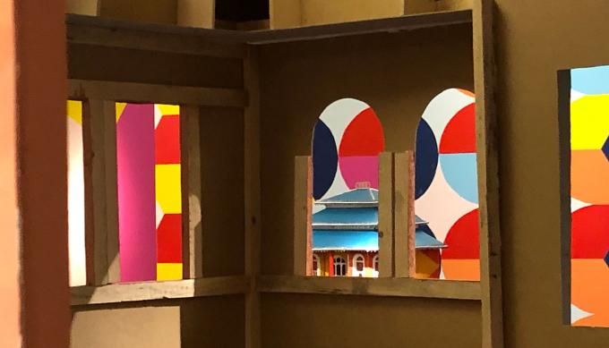 Faţadă / Fassade: Ausstellung im HMKV. Foto: Guido Meincke