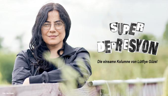 SÜPERDEPRESYON. Die einsame Kolumne von Lütfiye Güzel. Foto: Ben Knabe