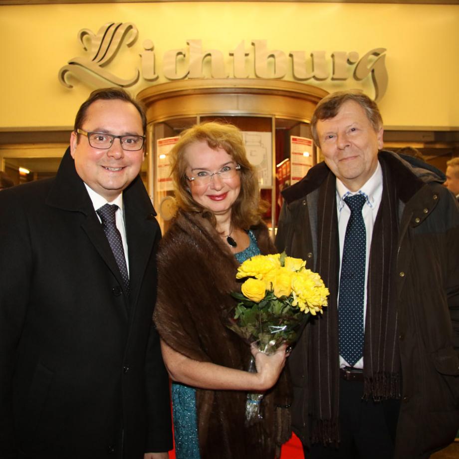 Der Oberbürgermeister der Stadt Essen, Thomas Kufen, begrüßt die Organisatoren des Festivals 2018, Ljubov Jakovleva und Dr. Martin Schneider auf dem Roten Teppich der "Lichtburg"