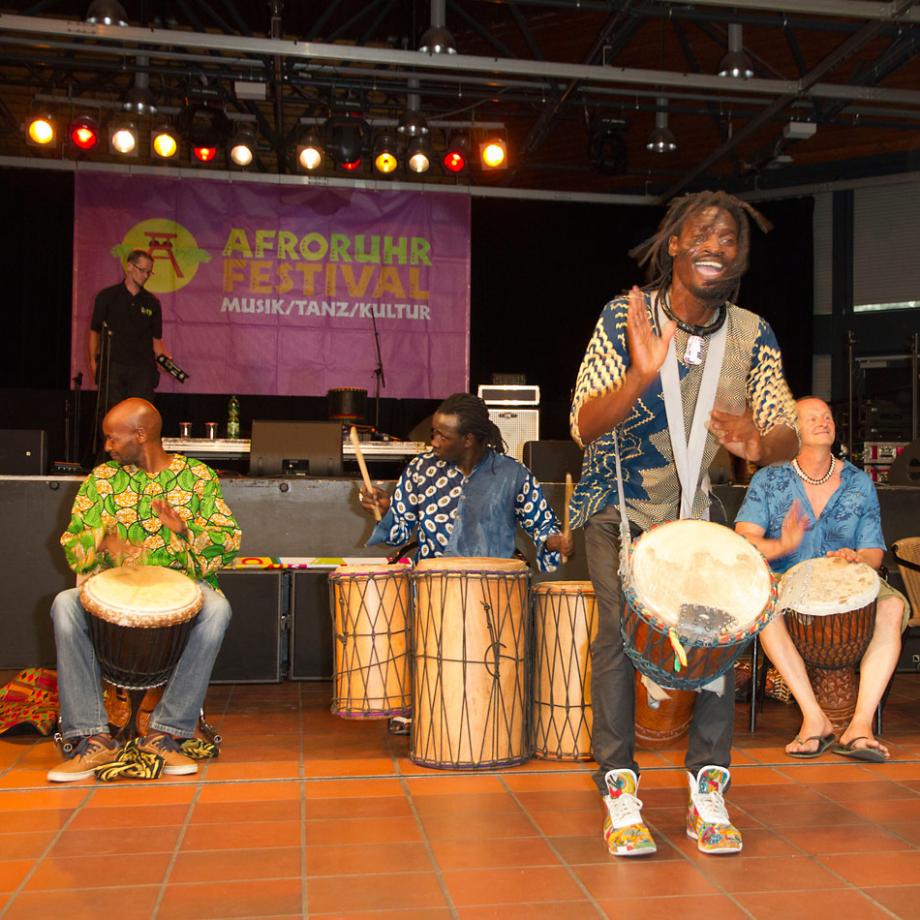 Westafrikanisches Trommeln mit Dame Diop