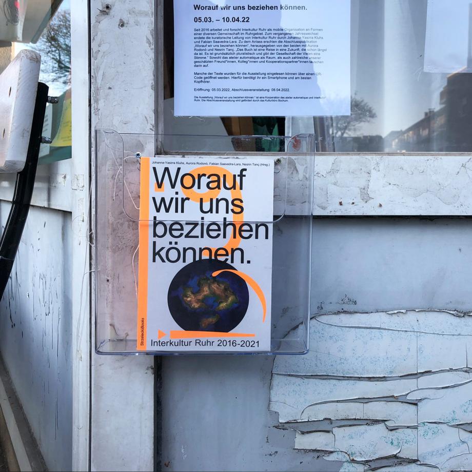 Schaufensterausstellung: Worauf wir uns beziehen können. Foto: Guido Meincke