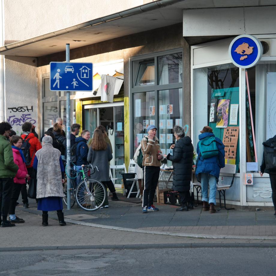 Eröffnung Schaufensterausstellung: Worauf wir uns beziehen können. Foto: Guido Meincke