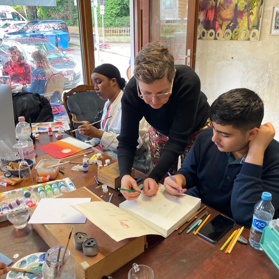 Anabel Jujol mit Feghan beim ART TRANSFER LABOR Workshop, 25.05.2024. Foto: Havva Ayvalik