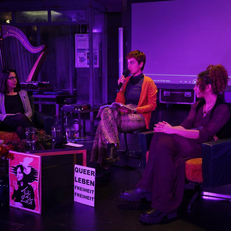 Wir erinnern! Ein Jahr Widerstand seit Jina, Oval Office Bar, Schauspielhaus Bochum 2023. Foto: Hanif Shoaei