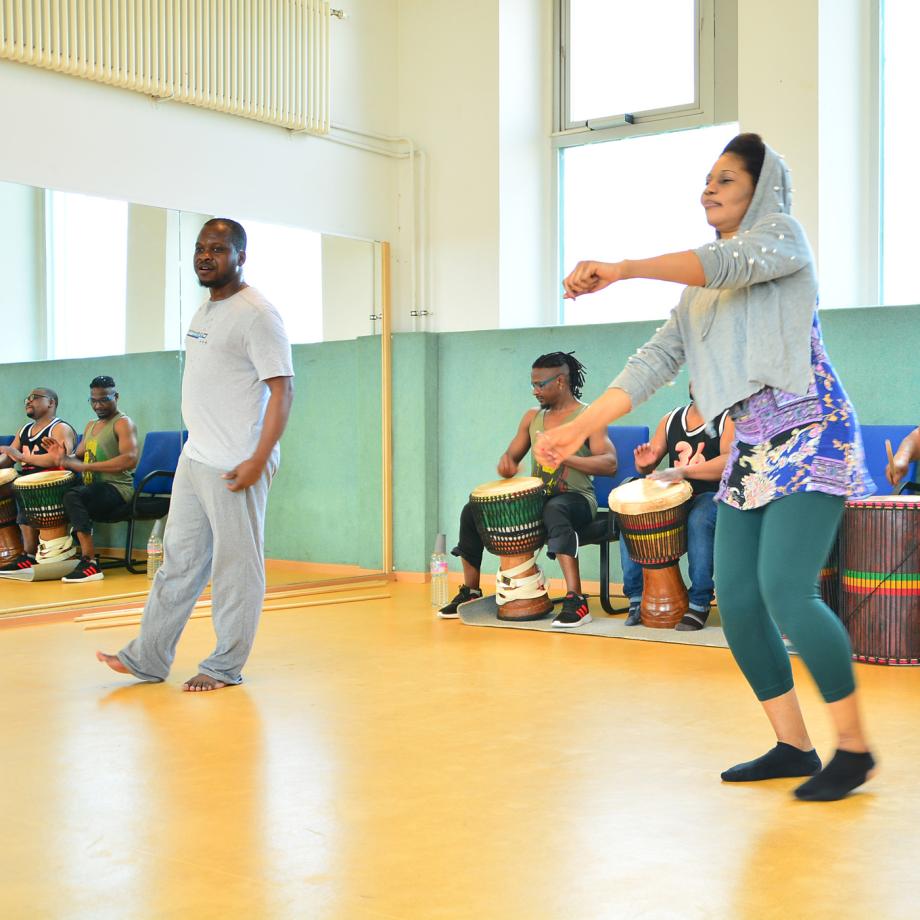 Afrikanisches Trommeln für alle. Foto: Djourou / Djolo e.V.