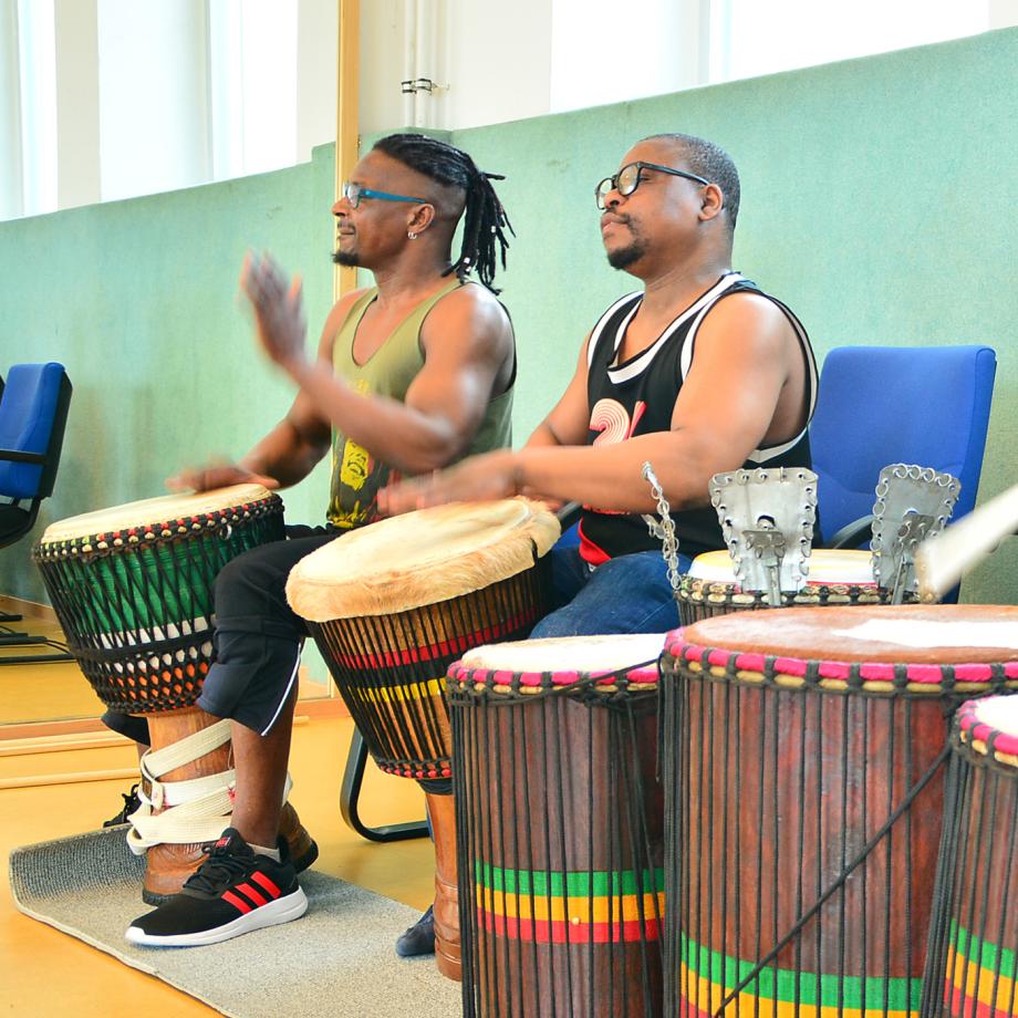 Afrikanisches Trommeln für alle. Foto: Djourou / Djolo e.V.