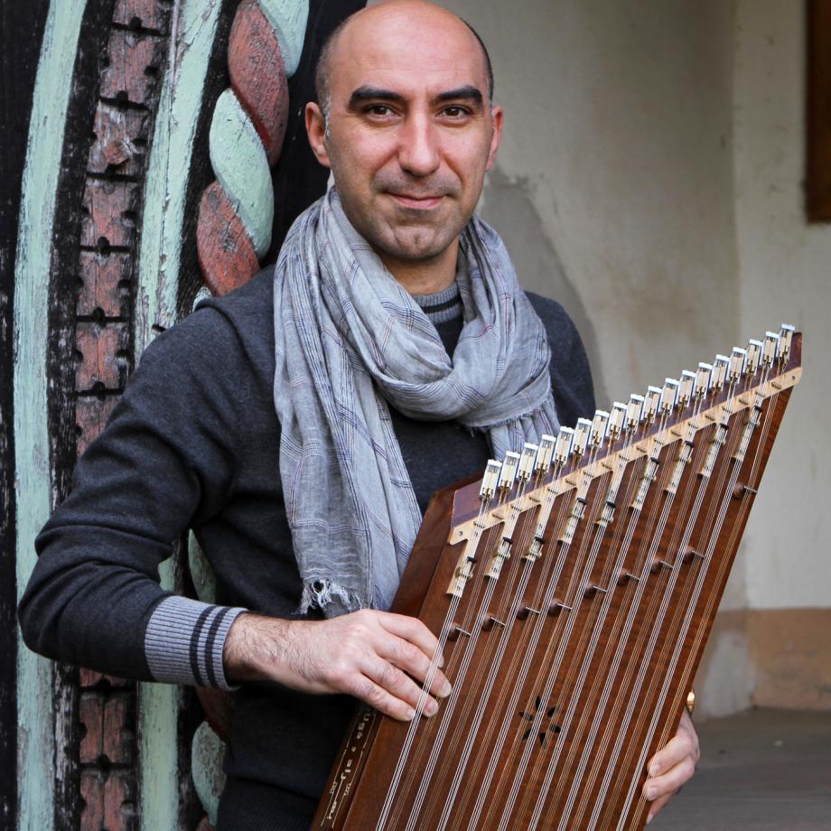 Kioomars Musayyebi mit Santur. Foto: privat