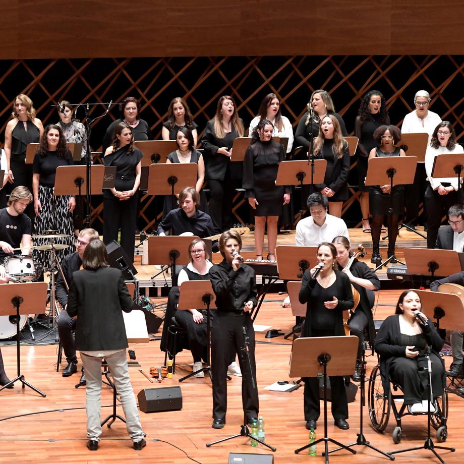 Konzert piano plus & Nefes Chor im Rahmen des inklusiven Soundfestivals DiS im Anneliese Brost Musikforum Ruhr, 2024. Foto: Oskar Neubauer