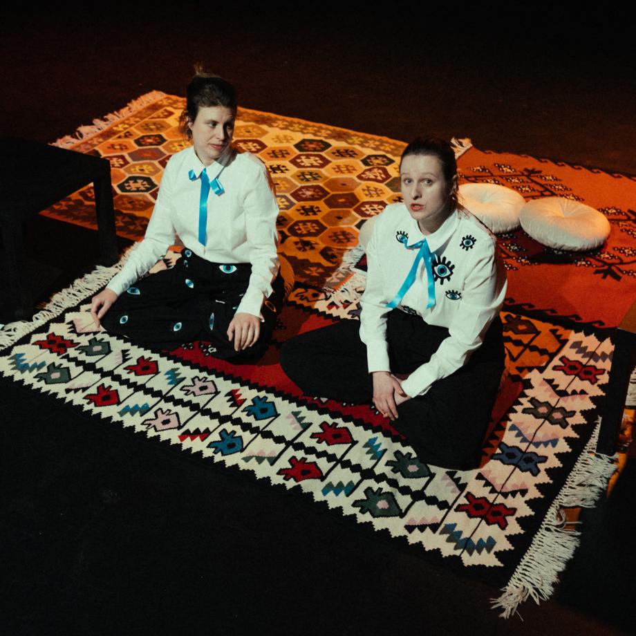 Protokolle der Sprachlosigkeit: Johanna Wieking und Jasmina Musić. Foto: Timo Voght