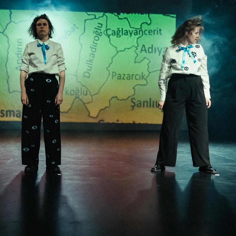 Protokolle der Sprachlosigkeit: Johanna Wieking und Jasmina Musić. Foto: Timo Voght