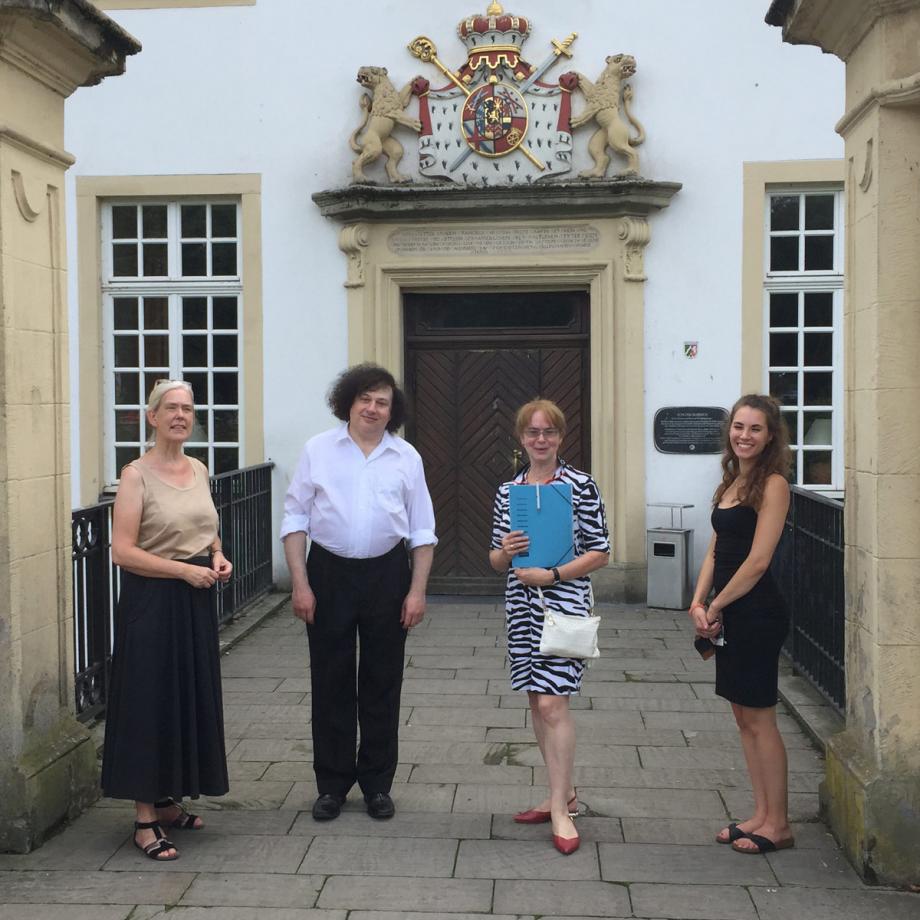 Vorbereitungstreffen im Schloss Borbeck mit dem Pianisten Vladimir Mogilevsky, Birte Marfording, Dr. Ljubov Jakovleva-Schneider. Foto: Rhein-Ruhr-Russland