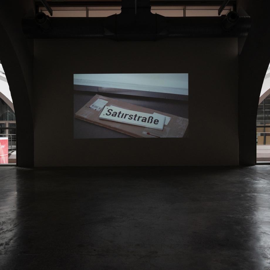 Installationsansicht Resisting Permanence - Regionale 22, 2021, La Kunsthalle Mulhouse. Foto: David Betzinger