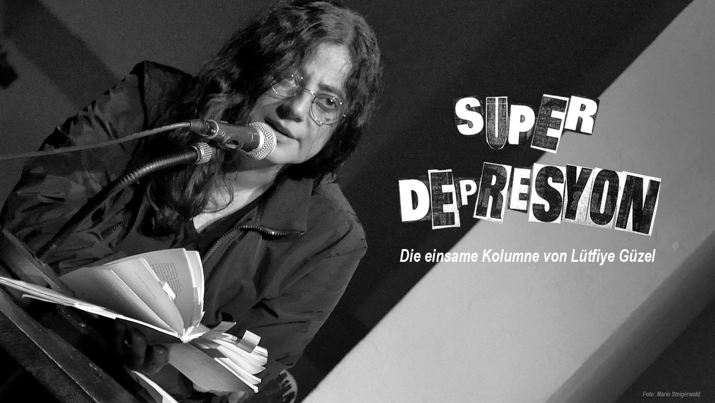 SÜPERDEPRESYON. Die einsame Kolumne von Lütfiye Güzel. Foto: Mario Steigerwald